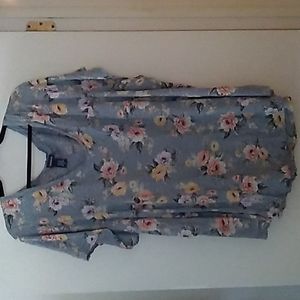 Torrid plus size grey floral tee size 6.